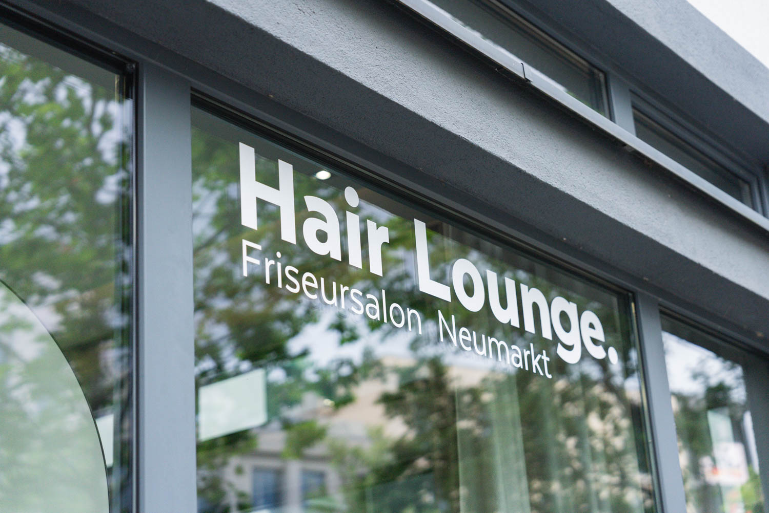 Hair Lounge Logo auf dem Schaufenster